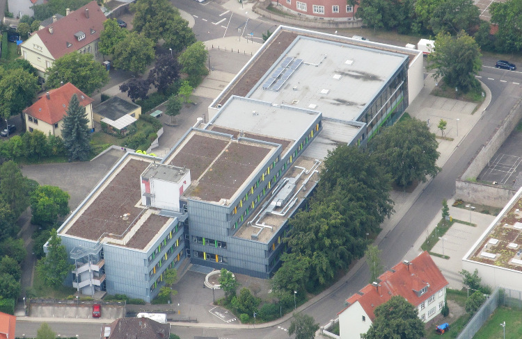 Schulhaus von oben Bild 1
